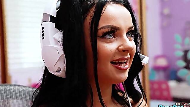 Gamer Lady With Grand Melons Payton Preslee Blows On Tommy Gunn's Dick