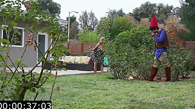 Joslyn James In Milf Fucks Garden Gnome