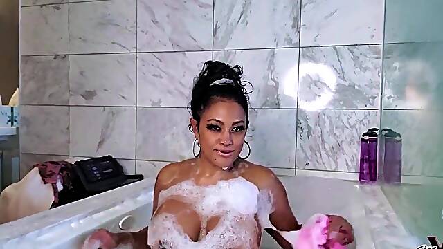 Hawt Bubble Bathroom With Oriental Cutie Maxine X! Cunt Masturbation!