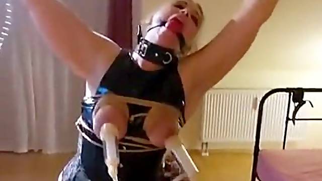 Hucow Training mit Melkmaschine und tied titties