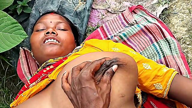 Indian steamy wife ki Jungle Safai karte waqt chudai ki