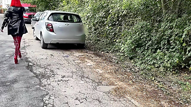 Kinky Roadside Hookup! Boot-wearing Bitch Fucks Bareback.