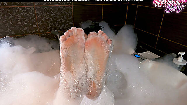 Hotkinkyjo Have a Fun with Her Feets & Pussy in the Bath